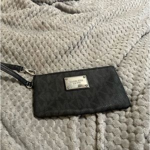 Small wristlet